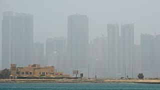 عاصفة رملية تجتاح أفق العاصمة البحرينية المنامة