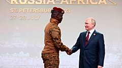 الحاكم العسكري في بوركينا فاسو إبراهيم تراوري مع الرئيس الروسي بوتين في قمة روسيا إفريقيا بمدينة سان بطرسبورغ