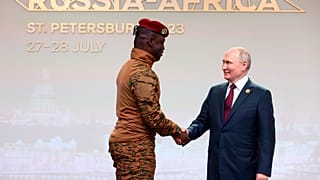 الحاكم العسكري في بوركينا فاسو إبراهيم تراوري مع الرئيس الروسي بوتين في قمة روسيا إفريقيا بمدينة سان بطرسبورغ