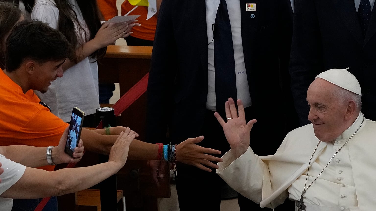 Papa Francisco enquanto sai da paróquia da Serafina, um dos bairros mais pobres e problemáticos de Lisboa.