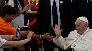 Papa Francisco enquanto sai da paróquia da Serafina, um dos bairros mais pobres e problemáticos de Lisboa.