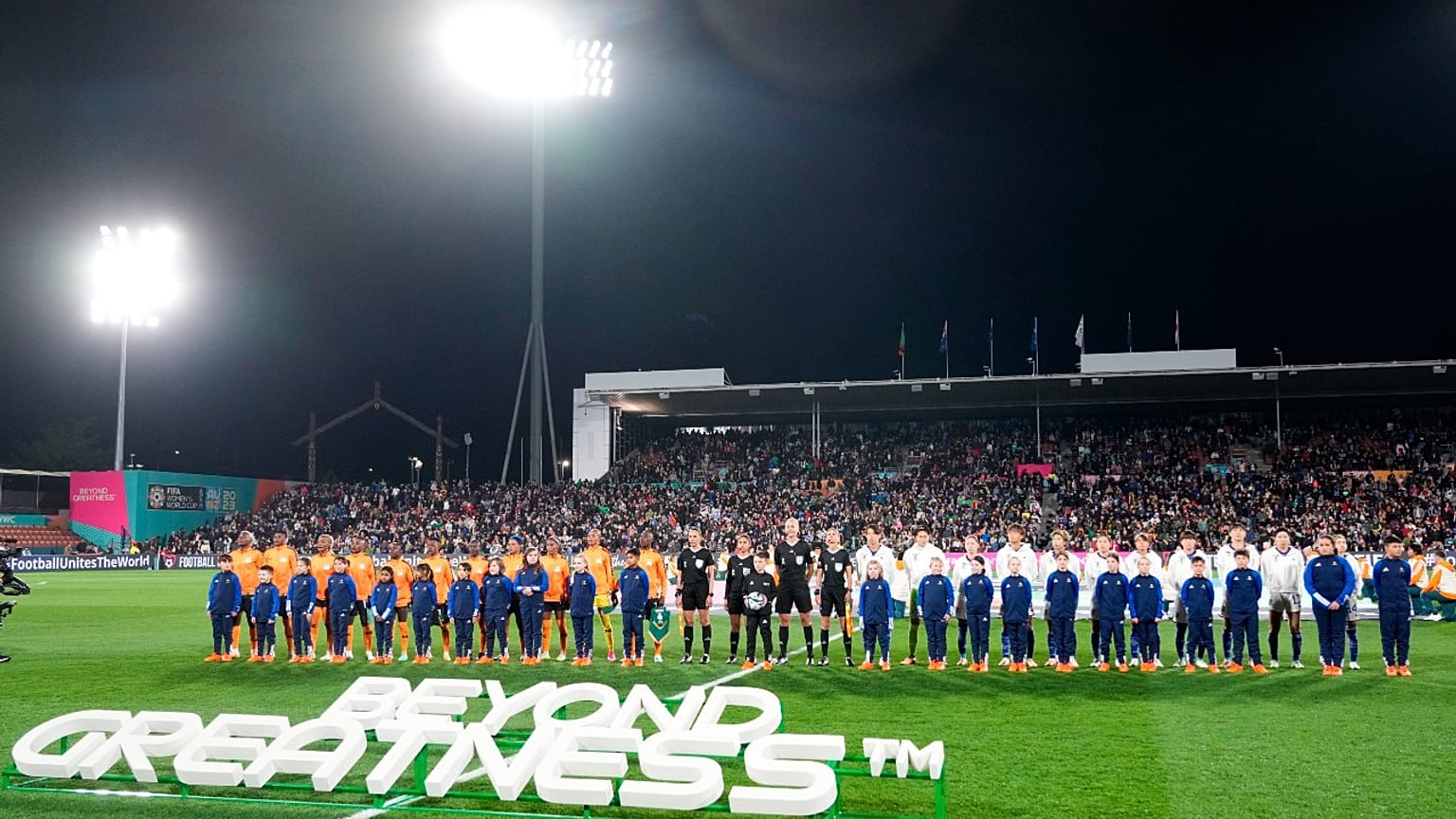 مباراة  كأس العالم للسيدات بين زامبيا واليابان في هاميلتون، نيوزيلندا 