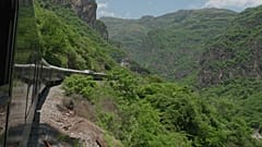 La ruta en tren de 350 kilómetros tarda 10 horas en recorrer las impresionantes Barrancas del Cobre. 