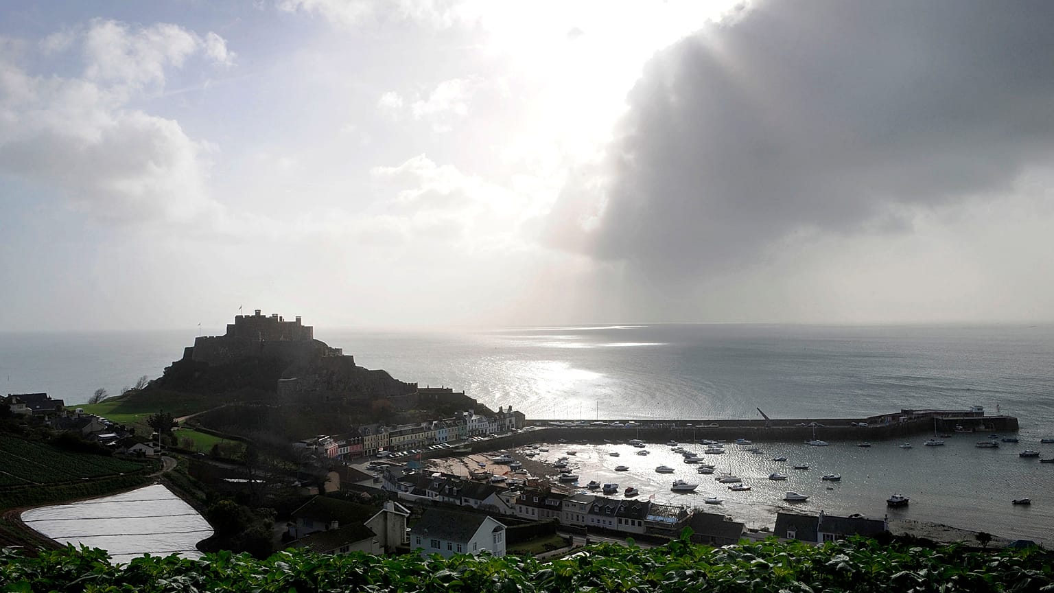 Gli abitanti dell'isola di Jersey stanno valutando la possibilità di intraprendere un'azione legale collettiva contro l'inquinamento da "sostanze chimiche per sempre".