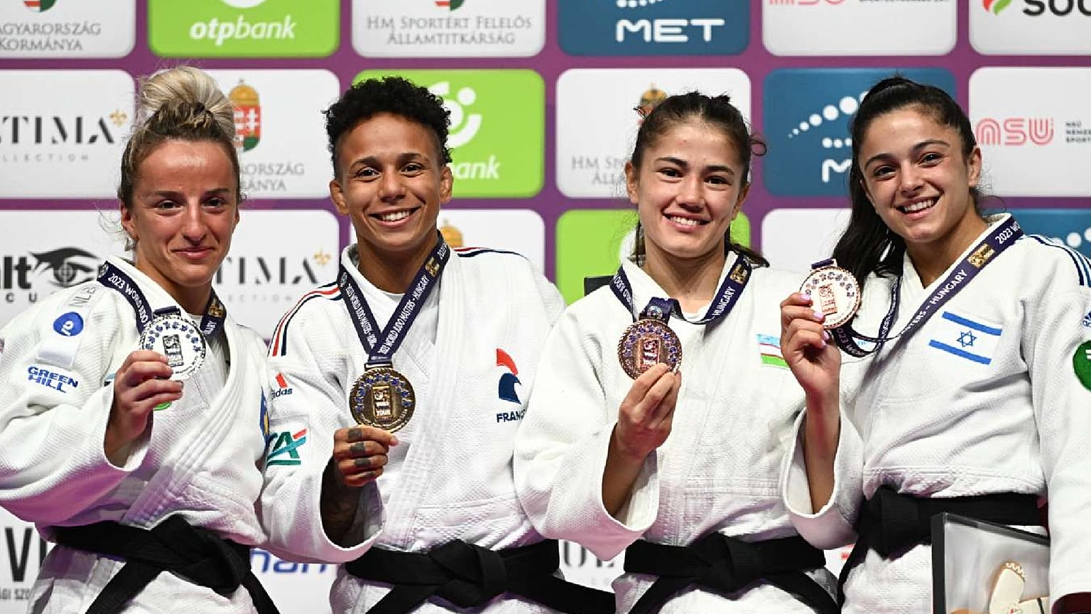 Le campionesse mostrano orgogliose le loro medaglie