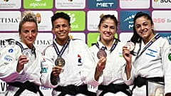 Amandine Buchard (Zweite von links) bejubelt ihre Goldmedaille