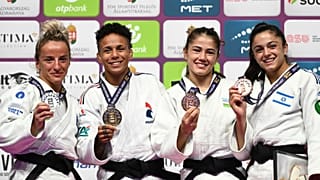 Amandine Buchard (Zweite von links) bejubelt ihre Goldmedaille
