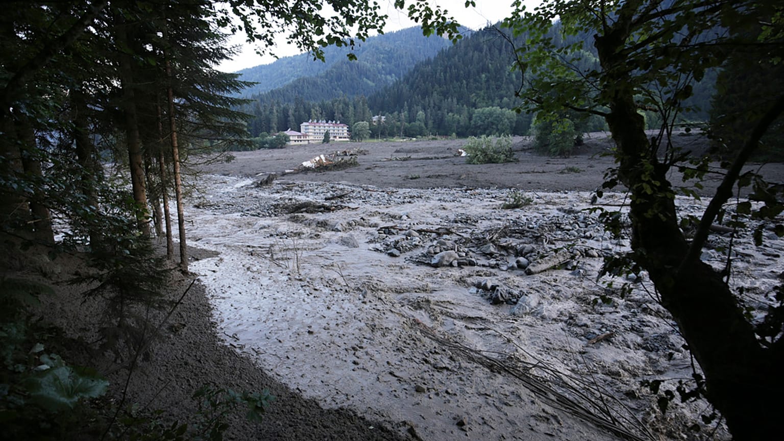 Enormer Erdtutsch im Schowi-Tal im Nordwesten von Georgien