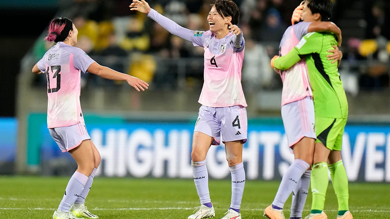 Die Japanerinnen jubeln nach dem Viertelfinaleinzug in Wellington