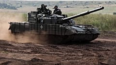 Ukraynalı tanklar Donetsk bölgesindeki cephe hattı yakınlarında askeri bir eğitime katılıyor. 1 Ağustos 2023