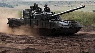 Ukraynalı tanklar Donetsk bölgesindeki cephe hattı yakınlarında askeri bir eğitime katılıyor. 1 Ağustos 2023