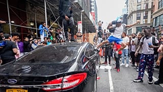 Influenecer Kai Cenat'ın yapacağını duyurduğu çekiliş için Manhattan'daki Union Square'de toplanan takipçileri kaos yarattı
