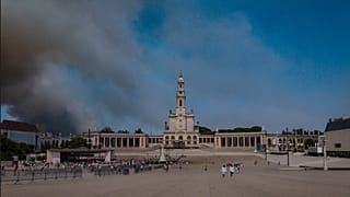 Oleada de humo cerca a un santuario en Fátima, Portugal