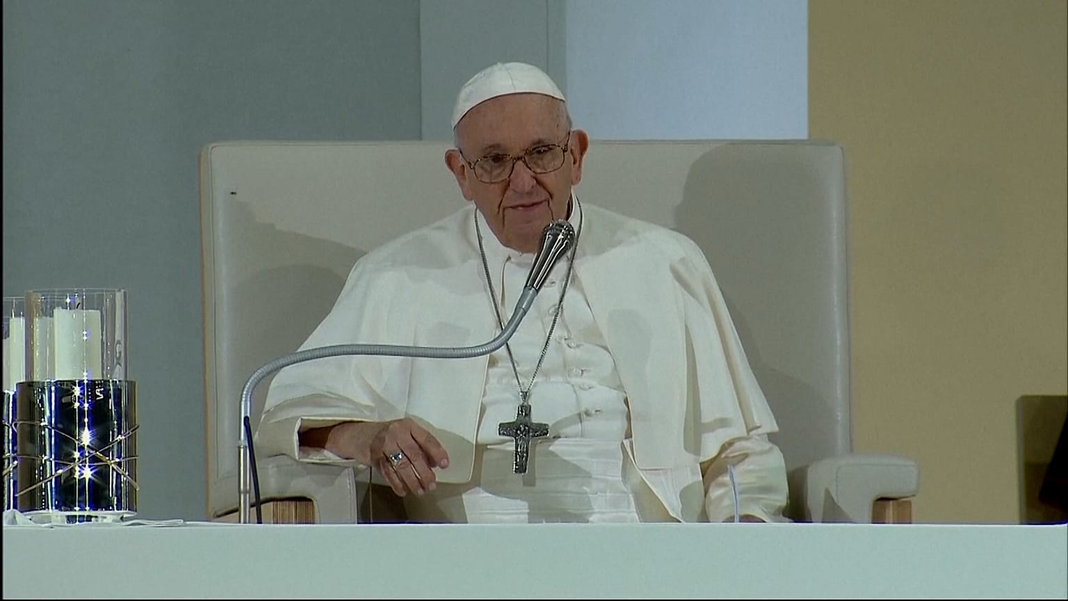 Le pape François arrive pour assister à une veillée avec des jeunes au Parque Tejo, à Lisbonne, au Portugal, le 5 août 2023.