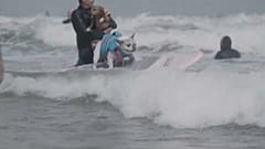 Surfende Hunde bei der WM in Pacifica am 5. Auguste 2023