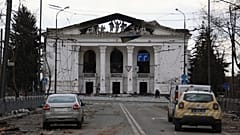 ساختمان تئاتر ماریوپول که در ابتدای درگیریها با بمباران روسیه تخریب شد