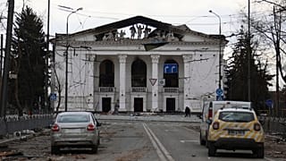 ساختمان تئاتر ماریوپول که در ابتدای درگیریها با بمباران روسیه تخریب شد