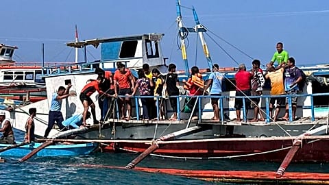 Des sauveteurs aident les passagers après qu'un ferry pour passagers a commencé à prendre de l'eau au centre des Philippines, le samedi 5 août 2023.
