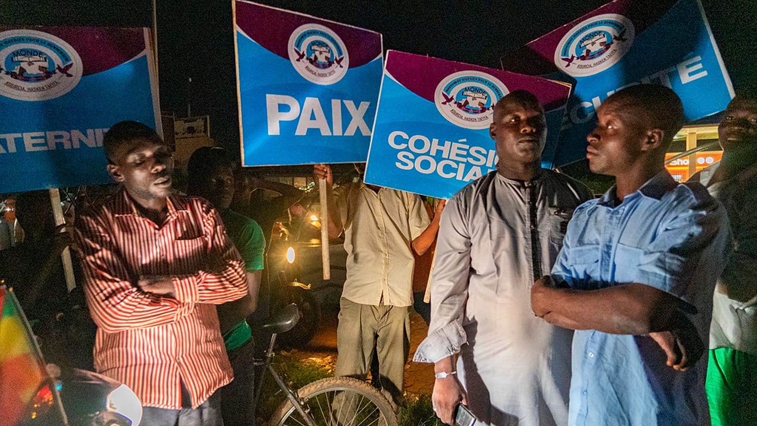Nijer'in başkenti Niamey'de cuntayı destekleyenler gece boyunca askerlerin yanında yer aldı