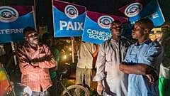 Nijer'in başkenti Niamey'de cuntayı destekleyenler gece boyunca askerlerin yanında yer aldı