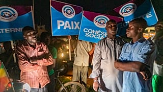 Nijer'in başkenti Niamey'de cuntayı destekleyenler gece boyunca askerlerin yanında yer aldı