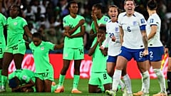 Jogadoras inglesas festejam a vitória nas grandes penalidades frente à Nigéria, no Estádio de Brisbane, em Brisbane, a 7 de agosto de 2023