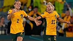 Die Australierinnen Courtney Nevin (l.) und Charlotte Grant freuen sich über den Achtelfinal-Einzug