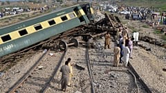 Pakistan'da yolcu treni raydan çıktı: 30 kişi öldü, 60 kişi yaralandı