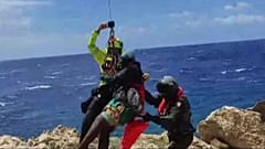 Die italienische Küstenwache rettet schiffbrüchige Migranten vor der italienischen Mittelmeerinsel Lampedusa