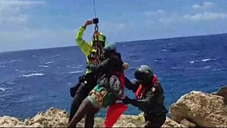 Die italienische Küstenwache rettet schiffbrüchige Migranten vor der italienischen Mittelmeerinsel Lampedusa