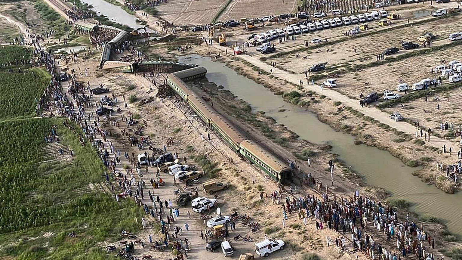 نمایی از محل خروج قطار مسافربری از ریل در نزدیکی نوابشاه پاکستان