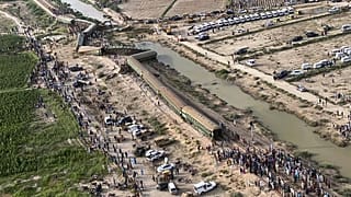 نمایی از محل خروج قطار مسافربری از ریل در نزدیکی نوابشاه پاکستان