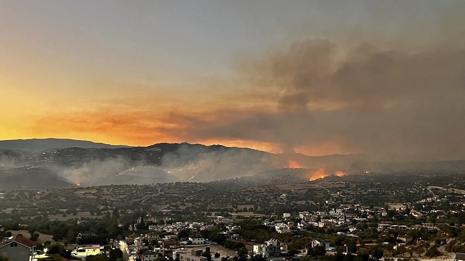 Η φωτιά στην επαρχία Λεμεσού στην Άλασσα