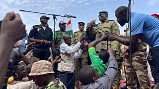 Mohamed Toumba, einer der Generäle, die den nigrischen Präsidenten Mohamed Bazoum gestürzt haben, spricht vor Anhängern der Militärjunta in Niamey