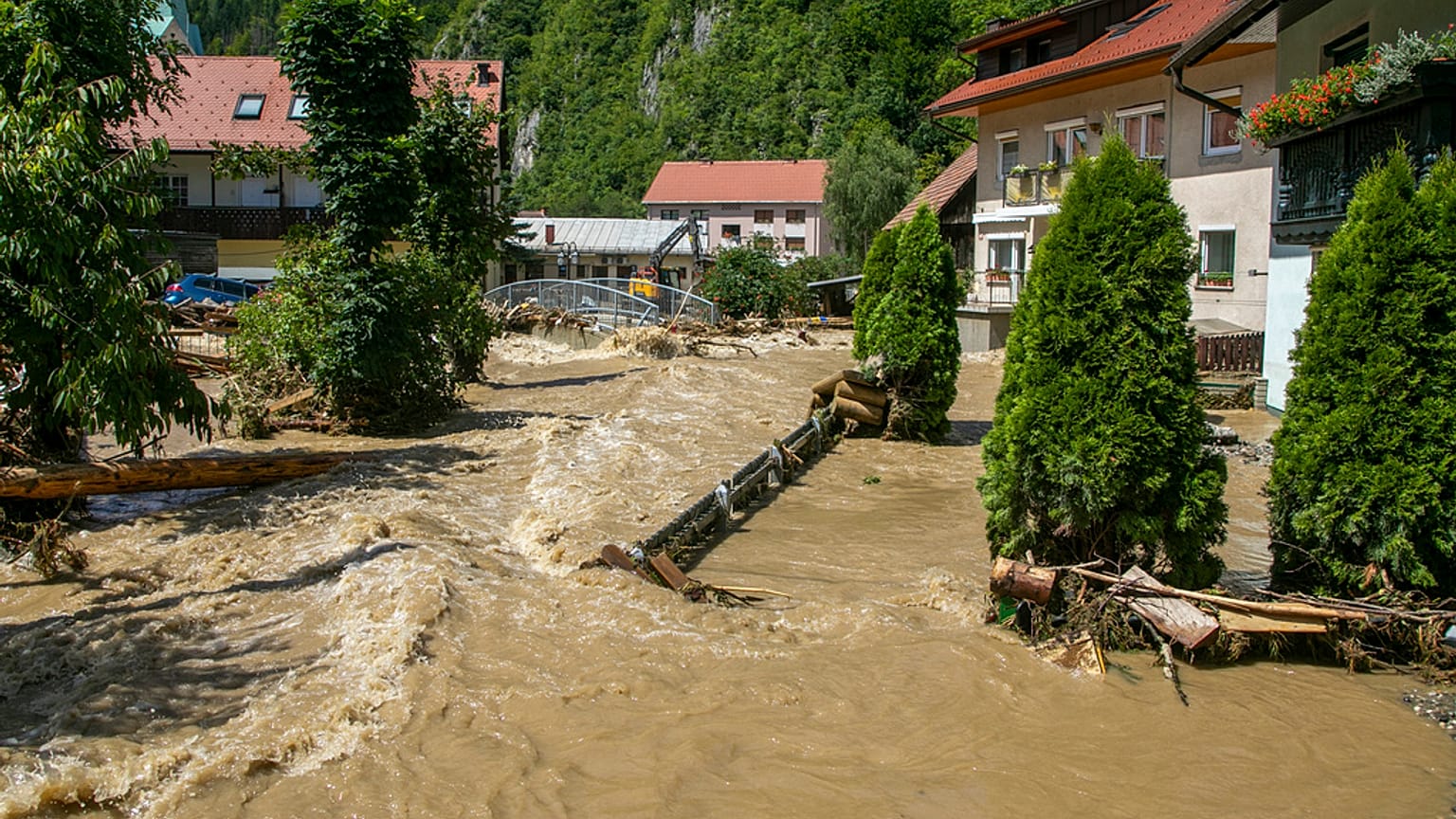 Wassermassen im slowenischen Črna na Koroškem