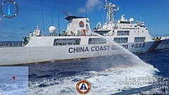 Chinesische Küstenwache setzt Wasserwerfer gegen ein Schiff der philippinischen Küstenwache ein