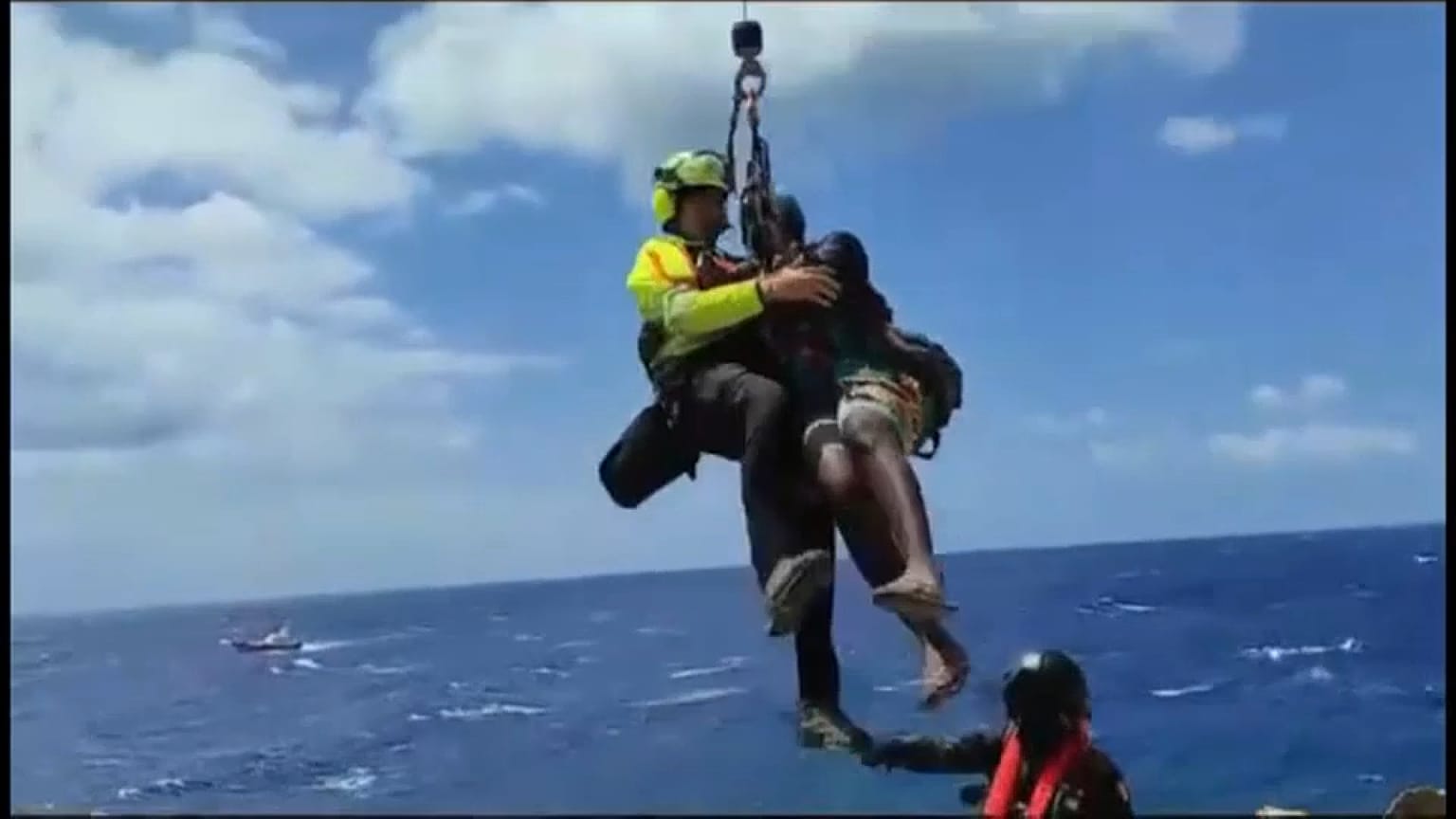 Salvataggio complicato con l'ausilio di elicotteri nelle agitate acque di Lampedusa.