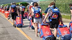 Teilnehmer:innen verlassen das weltgrößte Pfadfinder-Camp in Südkorea