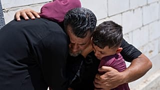 مشيعون في جنازة قصي متان 19 عاما، الذي قتل برصاص إسرائيلي في قرية برقة بالضفة الغربية.