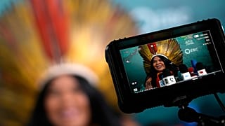 سونيا غواجاجارا، وزيرة السكان الأصليين خلال مؤتمر صحفي في بيليم، البرازيل.