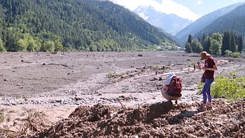 Lodazal tras un corrimiento de tierras en la estación de montaña de Shovi, en la región georgiana de Racha.