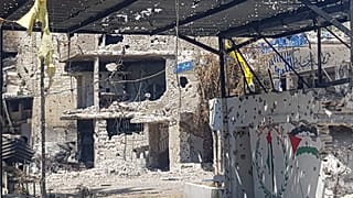 منازل مخترقة بالرصاص بعد الاشتباكات الدامية بين الفصائل الفلسطينية في مخيم عين الحلوة للاجئين الفلسطينيين بالقرب من ميناء صيدا الجنوبي، لبنان، الخميس 3 أغسطس 2023 
