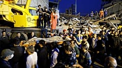Tahran'da çöken binalar 5 can aldı
