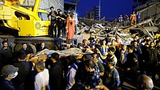 Tahran'da çöken binalar 5 can aldı