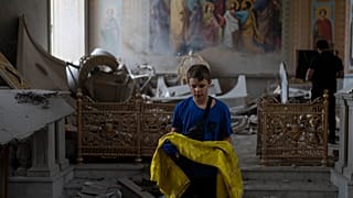 Egy ukrán fiú segít a Krisztus Színeváltozása Székesegyházban talált tárgyak kimenekítésében