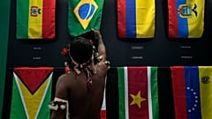 Die Flaggen der acht Anrainer-Staaten Bolivien, Brasilien, Kolumbien, Ecuador, Guyana, Peru, Suriname und Venezuela.