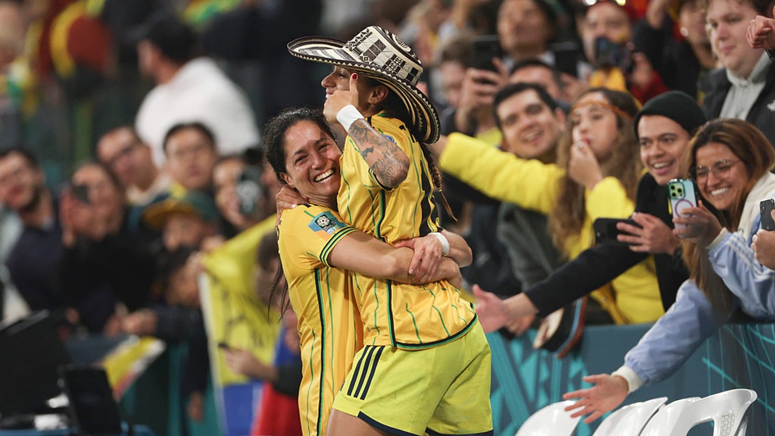La colombiana Diana Ospina García, izquierda, y la colombiana Carolina Arias celebran su victoria en la Copa Mundial Femenina de Fútbol contra Jamaica