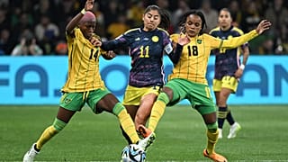 Colombiana Catalina Usme disputa a bola com as jamaicanas Deneisha Blackwood e Trudi Carter durante o jogo dos oitavos de final do Campeonato do Mundo Feminino de 2023