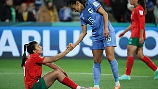La Française Kenza Dalli console la Marocaine Nesryne El Chad, Australie, le mardi 8 août 2023.