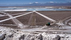 Ein Lastwagen fährt durch die Albermarle-Lithiummine in der chilenischen Atacamawüste, Montag, 17\. April 2023.